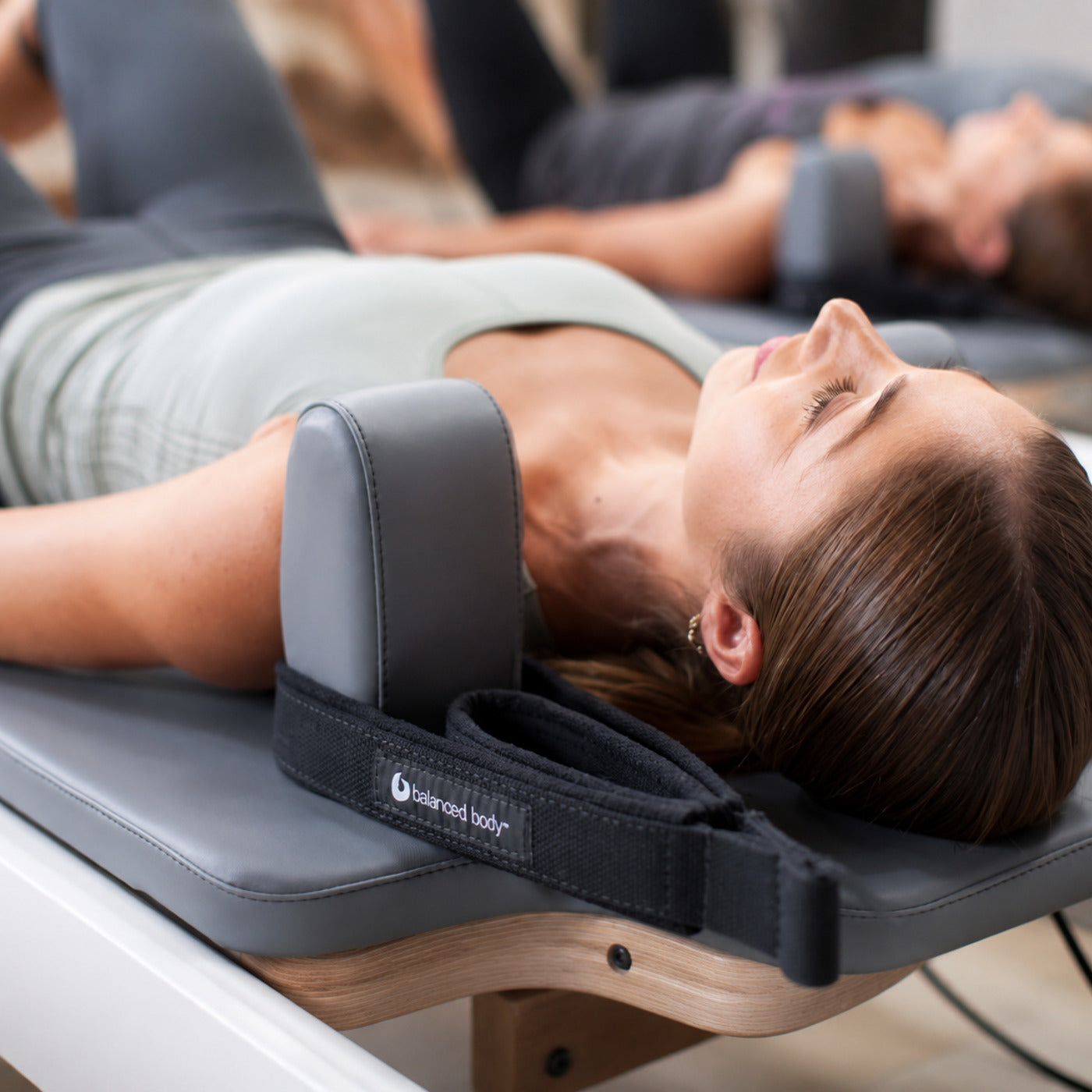Balanced Body Allegro 2 Reformer met schoudersteunen tijdens een groepsles
