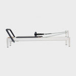 Balanced Body Allegro 2 Reformer met pootjes in zijaanzicht