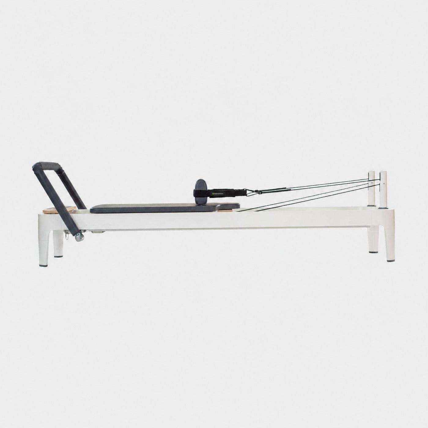 Balanced Body Allegro 2 Reformer met pootjes in zijaanzicht