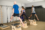 Groepsles met Balanced Body chairs en verstelbare handgrepen