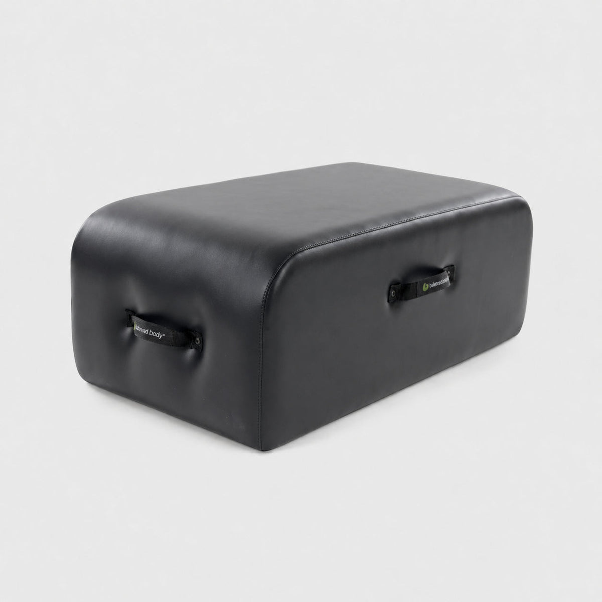 Balanced Body Contour Sitting Box in zwart op lichtgrijze achtergrond
