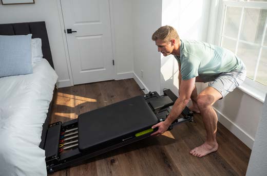 Balanced Body Metro IQ Reformer inschuiven en opbergen naast een bed