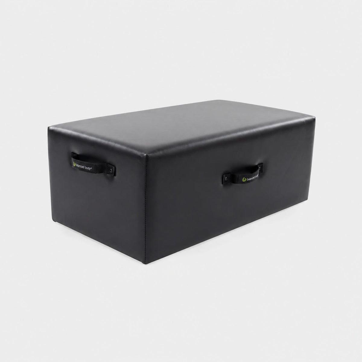 Balanced Body Standard Sitting Box in zwart op lichtgrijze achtergrond