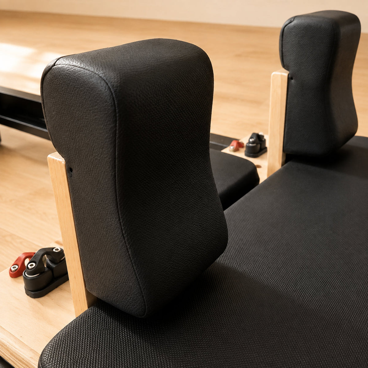 Schoudersteunen van de Body & Exercise Reformer Black Edition